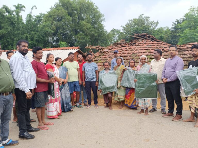 JAMSHEDPUR NEWS :पोटका में बाढ़ पीड़ितों की सहायता में जुटे विधायक संजीव सरदार