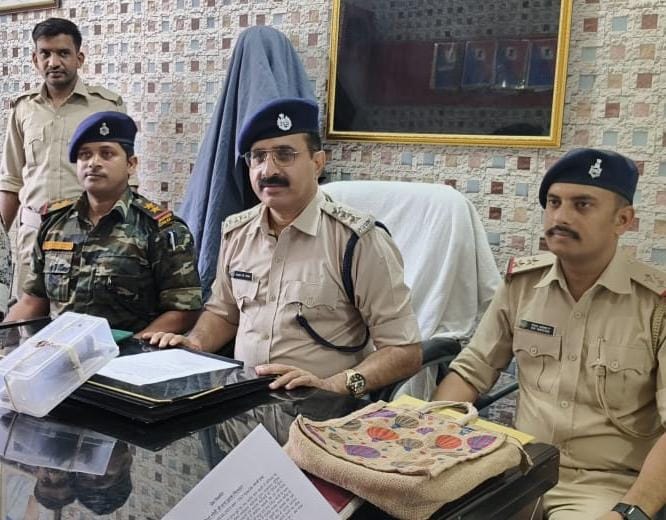 5000 रुपये में खरीदी देसी पिस्तौल, फिर वीडियो बनाकर सोशल मीडिया पर किया पोस्ट, वायरल हुआ तो पुलिस ने धर दबोचा