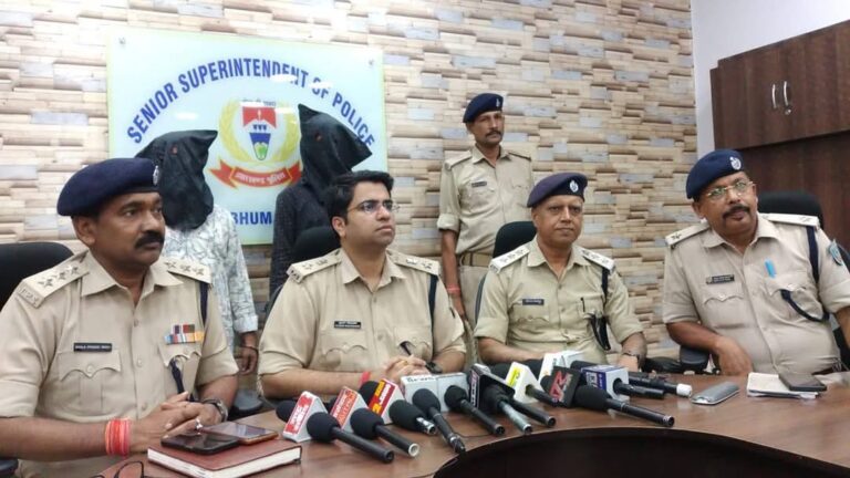 Jamshedpur: साकची वी2 मॉल फायरिंग कांड, दो अपराधी गिरफ्तार, पिस्टल व स्कॉर्पियो जब्त