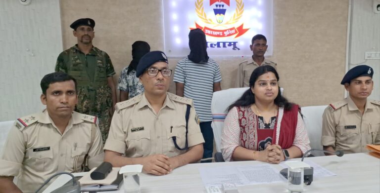 30 लाख रुपये के आभूषण लूट मामले में पुलिस ने 13 लाख रुपये के जेवर किये बरामद, दो लोग गिरफ्तार