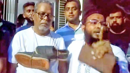 Bangladesh: बांग्लादेश के पूर्व मुख्य निर्वाचन आयुक्त पर हमला, पीटा, जूते की माला पहना कर घुमाया, फिर चुनाव में हेराफेरी के मामले में पुलिस ने कर लिया गिरफ्तार