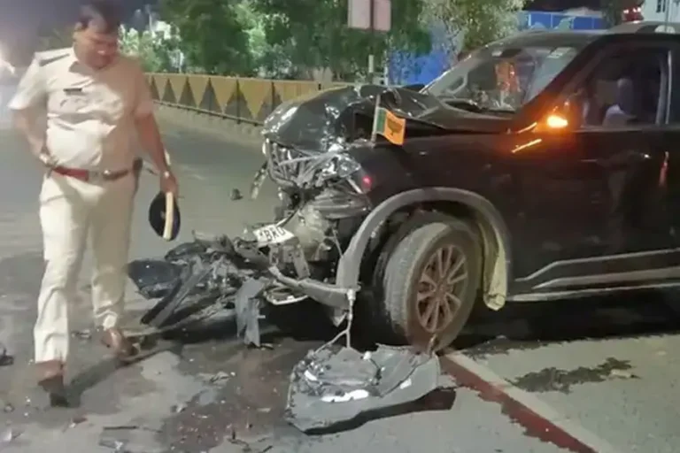 BJP का झंडा लगी तेज रफ्तार कार ने वाहनों की जांच कर रहे 3 पुलिसकर्मियों को उड़ाया, महिला कांस्टेबल की मौत, एसआई और एएसआई गंभीर
