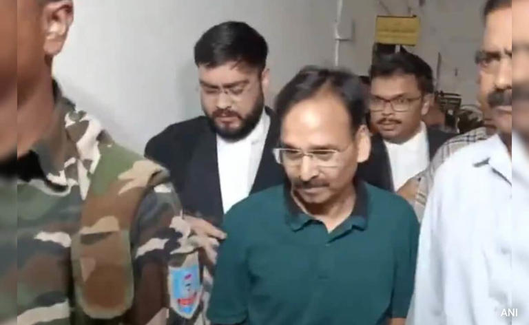 Jharkhand: शराब घोटाले में आरोपी IAS विनय चौबे की याचिका पर हाइकोर्ट में सुनवाई टली, अब चार जुलाई को होगी