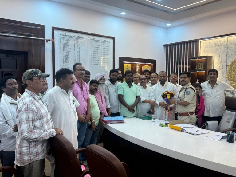 JAMSHEDPUR : एसएसपी से मिले कांग्रेसी, शहर की विधि व्यवस्था और चेकिंग पर दिया सुझाव