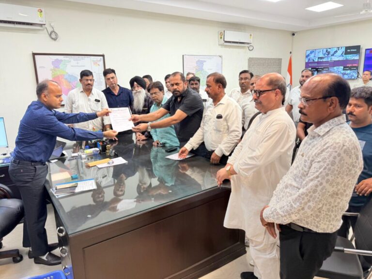 Jamshedpur: भारी बारिश से हुए नुकसान को लेकर राहत कार्य में तेजी की मांग पर जमशेदपुर डीसी से मिला कांग्रेस प्रतिनिधिमंडल