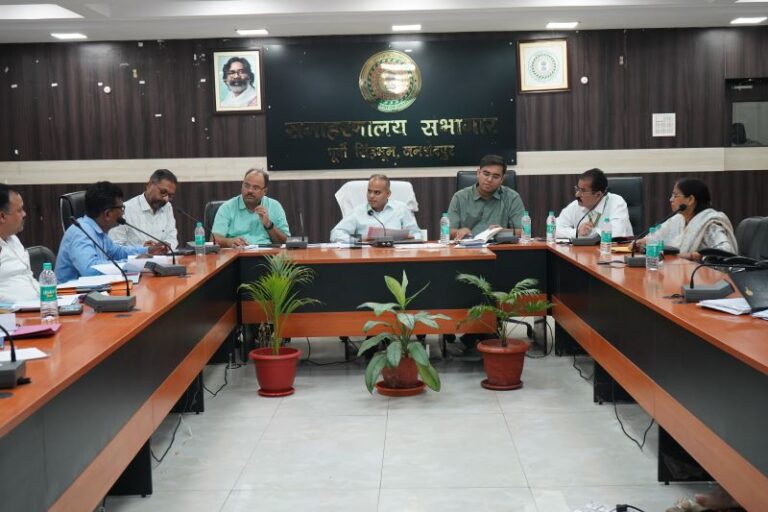 JAMSHEDPUR : उपायुक्त की चेतावनी, प्राथमिकता के आधार पर शीघ्रता एवं पारदर्शिता से पूरी की जाये लंबित योजनाएं