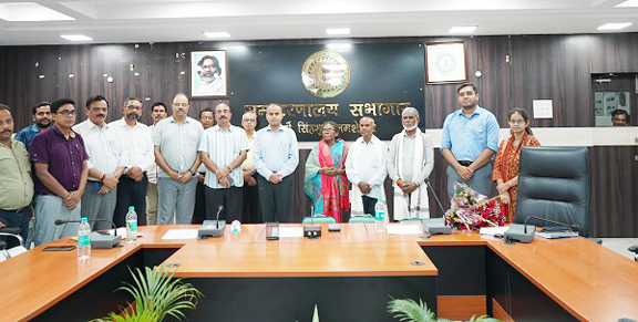 Jamshedpur: समाहरणालय सभागार में आयोजित समारोह में सेवानिवृत्त होने वाले तीन कर्मचारियों को दी गयी विदाई, उपायुक्त ने कर्मियों के सेवाकाल को सराहा