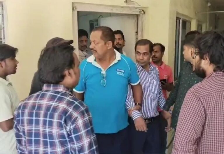धनबाद में CBI ने अधिकारी और क्लर्क को रिश्वत लेते किया गिरफ्तार