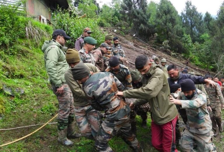 Sikkim LandSlide: भारी बारिश के बीच भूस्खलन की चपेट में आया आर्मी कैंप, 3 जवान शहीद, 4 गंभीर, 9 अभी भी लापता