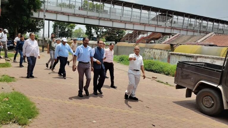 Ckp DRM: चक्रधरपुर के डीआरएम कांड्रा रेलवे स्टेशन पहुंचे, लोगों ने कोविड पूर्व रुकने वाली चार एक्सप्रेस ट्रेनों का ठहराव फिर मांगा