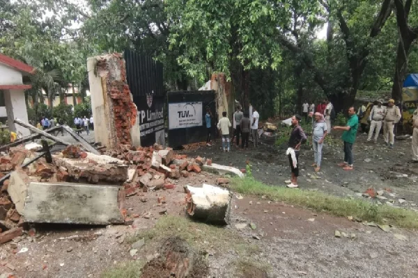 JAMSHEDPUR : वन विभाग ने हटाया अतिक्रमण, अलकतरा फैक्ट्री की दीवार और गार्ड रूम ध्वस्त