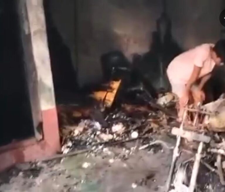 Jamshedpur: सिदगोड़ा के बागुन्हातु में असामाजिक तत्वों ने घर में लगा दी आग, चार बाइक और तीन साइकिलें जलकर खाक, लाखों का नुकसान