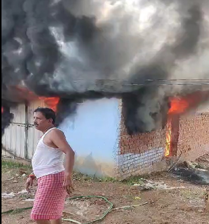 Jamshedpur: बागबेड़ा में गोदाम में लगी भीषण आग, मची अफरातफरी, नहीं पहुंच पायी दमकल, स्थानीय लोगों ने बुझाई आग