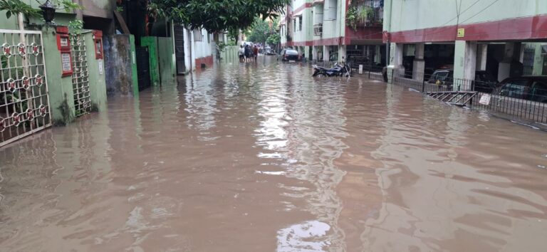 Kolhan Flood: कोल्हान क्षेत्र में भारी बारिश के कारण विभिन्न इलाकों में जलभराव से सामान्य जनजीवन बुरी तरह प्रभावित, प्रशासन ने ये दिये निर्देश