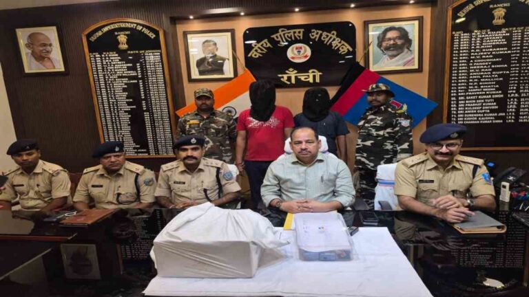 Jharkhand: भारतीय सेना का फर्जी मुहर बनाने वाले गिरोह का भंडाफोड़, 2 गिरफ्तार, भारी मात्रा में फर्जी रबर स्टांप समेत अन्य आपत्तिजनक सामग्री बरामद