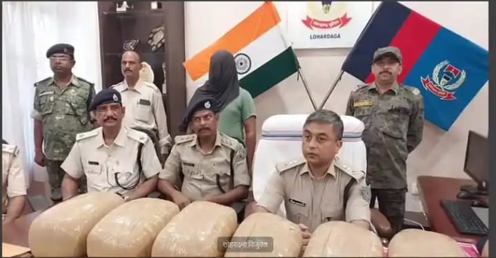 Jharkhand: 50 लाख रुपए का अवैध गांजा बरामद, एक तस्कर पकड़ाया, पुलिस को चकमा देकर दूसरा भाग निकला
