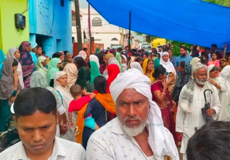 Jharkhand: जर्जर मकान की छत गिरने से पति-पत्नी की मौत, मलबे में दबे दंपती को ग्रामीणों ने बाहर निकाला