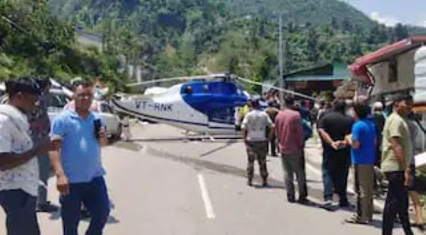 Kedarnath Yatra: केदारनाथ जा रहे हेलीकॉप्टर को आपात स्थिति में हाइवे पर उतारा गया, सभी तीर्थयात्री सुरक्षित