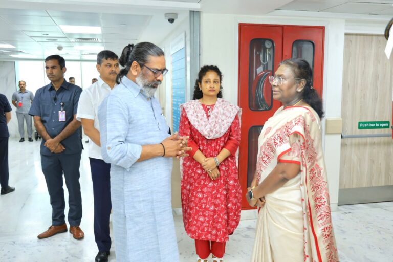 Jharkhand: राष्ट्रपति द्रौपदी मुर्मू ने झारखंड के पूर्व मुख्यमंत्री शिबू सोरेन के स्वास्थ्य की जानकारी ली, साथ में मौजूद रहे CM हेमंत और कल्पना सोरेन