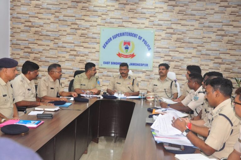 Jamshedpur : कोल्हान DIG अनुरंजन किस्पोट्टा पहुंचे जमशेदपुर, क्राइम कंट्रोल को लेकर की बैठक, दिये ये निर्देश