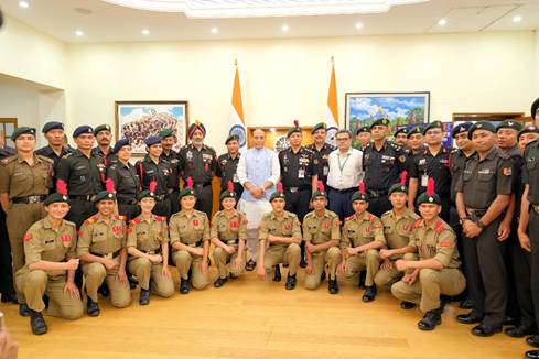 रक्षा मंत्री ने विश्व की सबसे ऊंची चोटी माउंट एवरेस्ट पर चढ़ने के लिए पांच लड़कियों और पांच लड़कों की एनसीसी टीम को सम्मानित किया