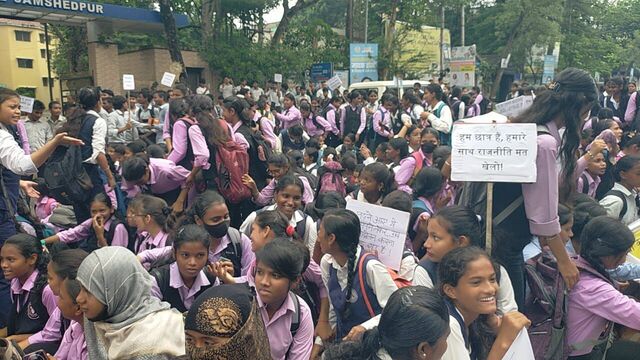 Jamshedpur: डिग्री कॉलेजों में इंटर की पढ़ाई बंद करने के फैसले के विरोध में सैकड़ों छात्रों ने उपायुक्त कार्यालय के समक्ष किया प्रदर्शन