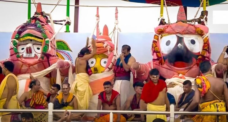 Jagarnath Dham: पुरी में भगवान जगन्नाथ के स्नान अनुष्ठान को देखने के लिए पुरी में लाखों लोग एकत्रित