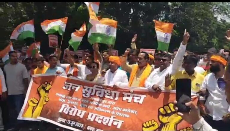 Jamshedpur: जनसुविधा मंच के बैनर तले भाजपा नेताओं ने साकची थाना पर किया था विरोध प्रदर्शन, अब थानेदार ने 22 लोगों पर दर्ज कराया नामजद केस