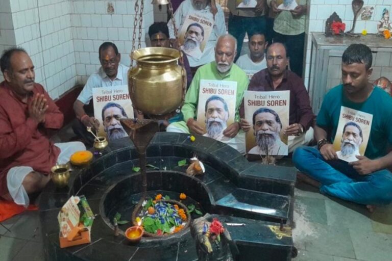 Jamshedpur: साकची के कचहरी बाबा मंदिर में झामुमो नेताओं व कार्यकर्ताओं ने दिशोम गुरु शिबू सोरेन के स्वास्थ्य लाभ के लिए की पूजा-अर्चना