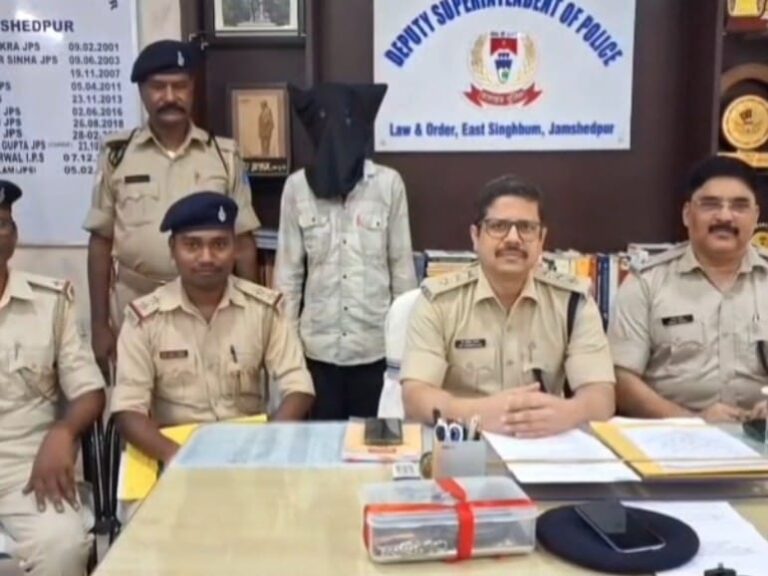 Jamshedpur: जुगसलाई पुलिस ने चेन स्नैचिंग और चोरी के मामलों में चांद उर्फ लंगड़ा को किया गिरफ्तार, आभूषण समेत कई सामान बरामद