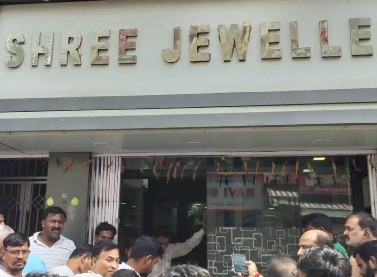 Jharkhand: हजारीबाग में श्री ज्वैलर्स दुकान पर फायरिंग, बाइक सवार दो बदमाशों ने दुकान पर चलायीं सात राउंड गोलियां, थाना से मात्र 400 मीटर की दूरी पर वारदात