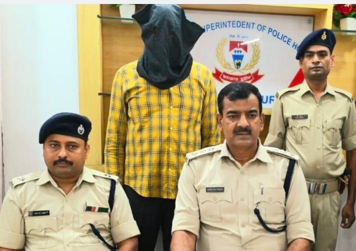 Jamshedpur: कदमा में टाटा स्टील के कर्मचारी के घर से ठगी करने के मामले का पुलिस ने किया उद्भेदन, आरोपी गिरिडीह से गिरफ्तार