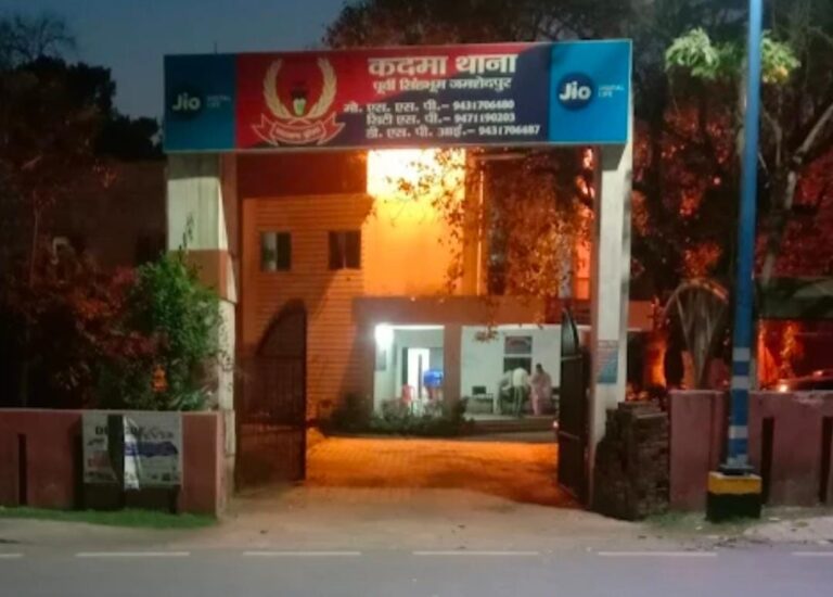 Jamshedpur: स्पेशल ब्रांच में तैनात एसआइ पर दहेज प्रताड़ना और मारपीट का आरोप, पत्नी ने दर्ज करायी प्राथमिकी