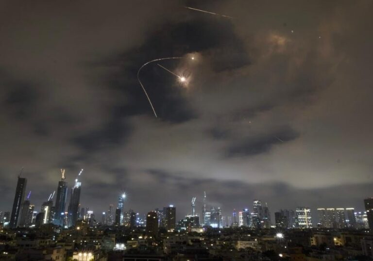Iran Attack on America: अब ईरान का पलटवार, कतर में अमेरिकी बेस पर हमला, दागी 19 मिसाइलें, ट्रम्प बोले- ईरान का पलटवार कमजोर, कोई नुकसान नहीं