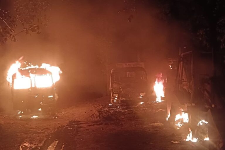 Jharkhand: हजारीबाग में अपराधियों का तांडव, जेसीबी और हाइवा समेत कई गाड़ियों को किया आग के हवाले