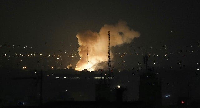 Israil Attack on Iran: इजराइल का ईरान के परमाणु और मिसाइल ठिकानों पर हमला, 1980 के बाद सबसे बड़ा अटैक, कई शीर्ष सैन्य कमांडर मारे गये