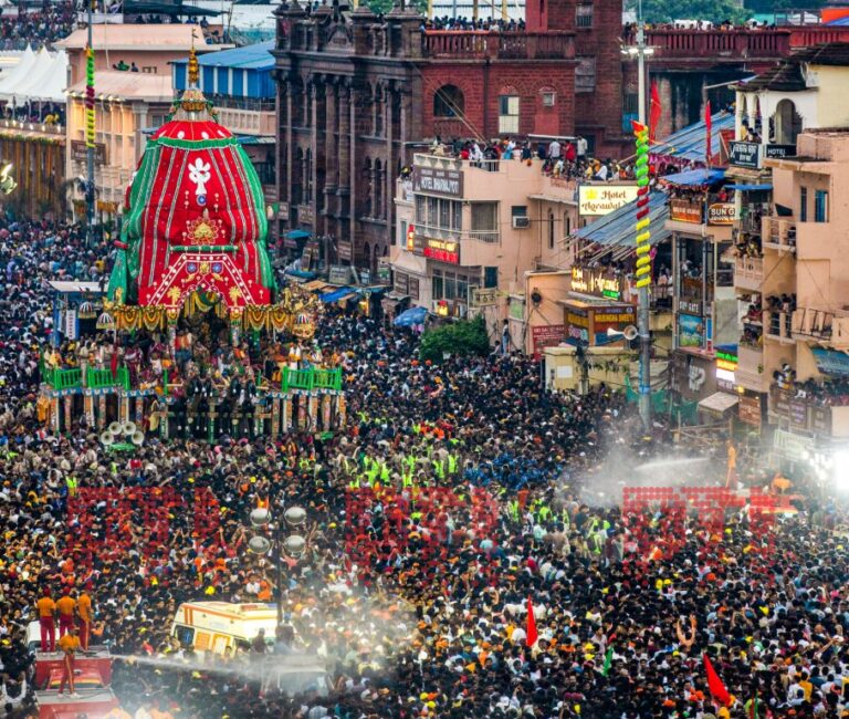 Puri Rath Yatra: भगवान बलभद्र, देवी सुभद्रा और भगवान जगन्नाथ के रथ गुंडिचा मंदिर पहुंचे, तालध्वज रथ के एक मोड़ पर फंस जाने की वजह से रोकी गयी थी यात्रा