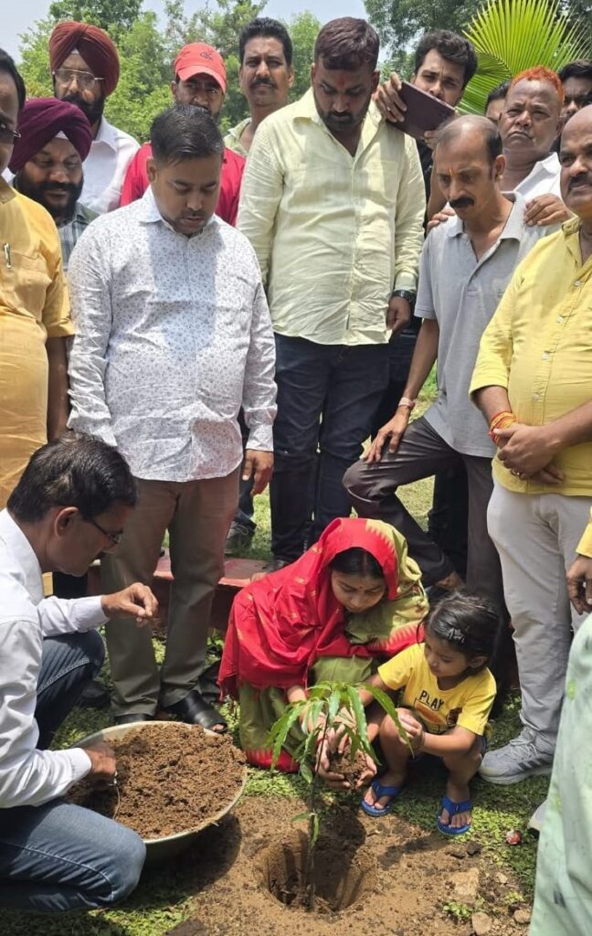 Jamshedpur: विधायक पूर्णिमा साहू ने सिदगोड़ा सूर्य मंदिर परिसर में किया पौधरोपण, पर्यावरण संरक्षण का दिया संदेश