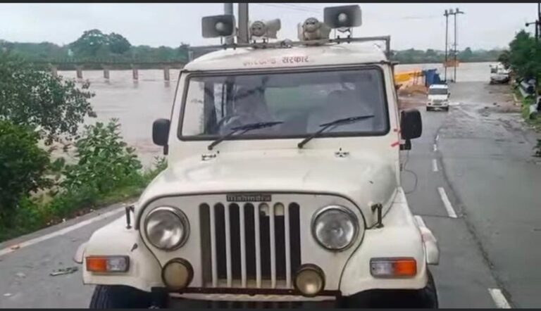 Jamshedpur : भारी बारिश को लेकर जिला प्रशासन ने नदी किनारे माइकिंग से लोगों को किया सतर्क