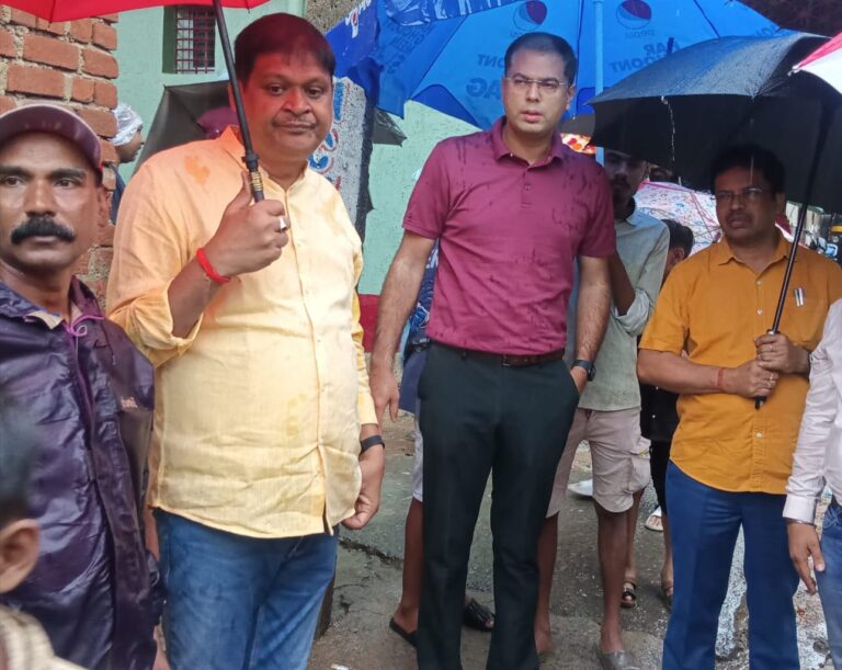 JAMSHEDPUR : बागबेड़ा की बस्तियों में फिर से घुस नाला का ओवरफ्लो पानी, लोगों को सुरक्षित निकाला गया