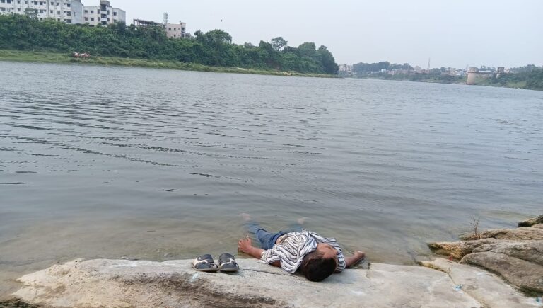 Jamshedpur: बागबेड़ा में खरकई नदी में दोस्तों के साथ नहाने गए युवक की डूबकर मौत, भाई ने जतायी हत्या की आशंका