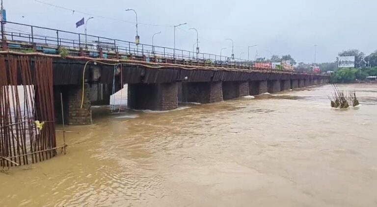 Weather: भारी बारिश से जमशेदपुर में स्वर्णरेखा और खरकई डेंजर लेवल पार, सरायकेला में घर गिरने से 3 की मौत, कई घायल, अगले 48 घंटा अहम, सतर्क रहने की अपील