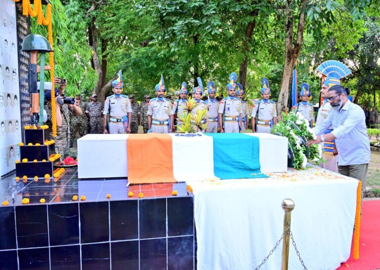 सारंडा में IED ब्लास्ट में शहीद हुए CRPF एएसआई को राज्यपाल और सीएम ने दी श्रद्धांजलि, बोले-जल्द खत्म होगा नक्सलवाद