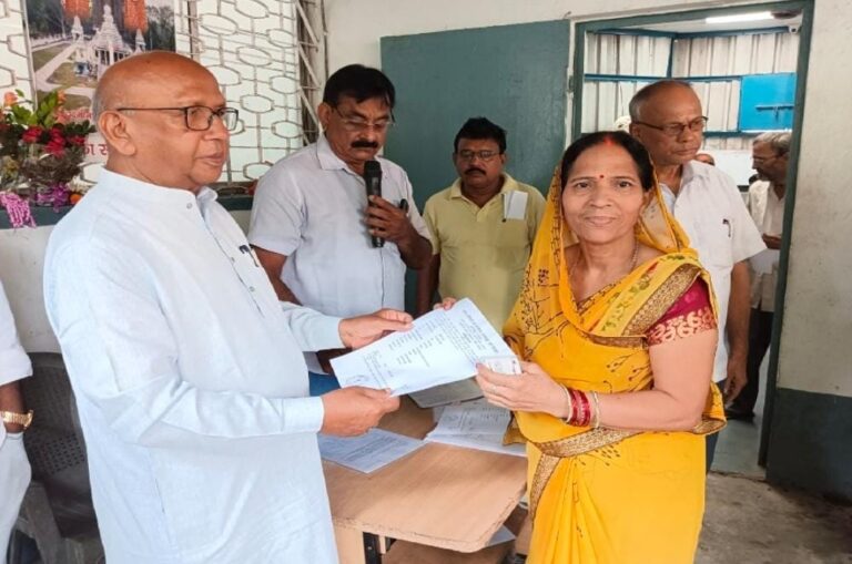 Jamshedpur: विधायक सरयू राय ने पेंशन योजना के तहत लोगों के बीच 113 प्रमाण पत्रों का किया वितरण