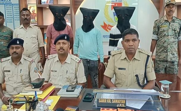 Seraikela : प्रधानाध्यापक से रंगदारी मांगने के आरोप में तीन आरोपी गिरफ्तार, मोबाइल और सिम कार्ड बरामद