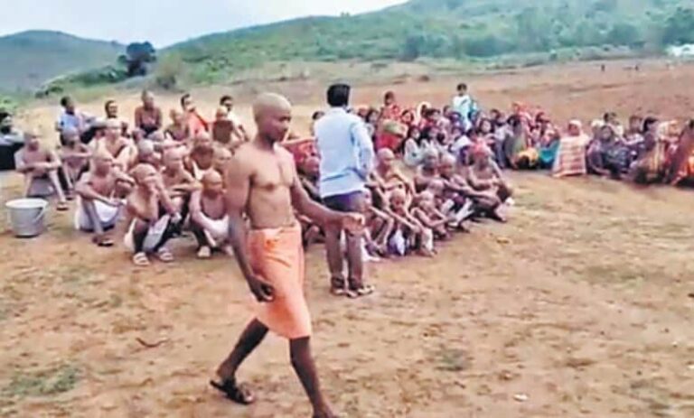 बेटी ने कर ली जाति से बाहर के युवक से शादी, तो 40 आदिवासी परिवार को सामाजिक बहिष्कार के भय से कराना पड़ा मुंडन