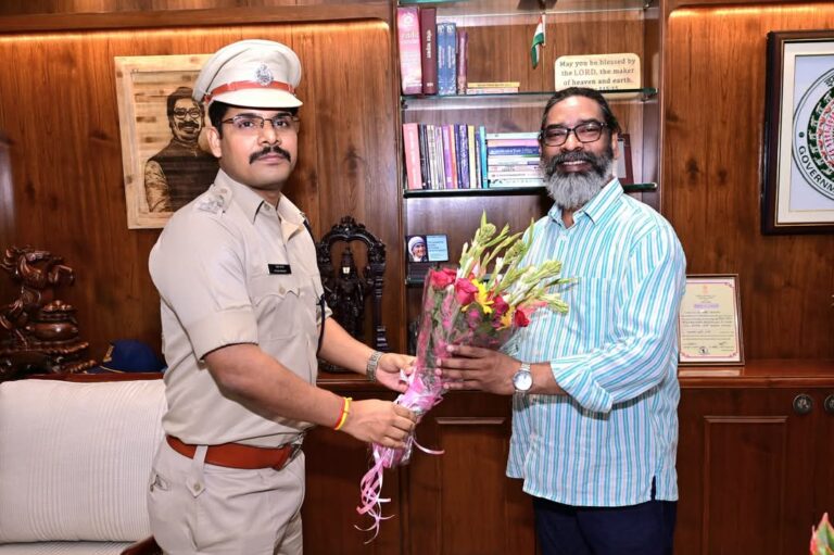 Jamshedpur: एसएसपी जमशेदपुर पीयूष पांडेय समेत नवपदस्थापित अधिकारियों ने सीएम हेमंत सोरेन से की मुलाकात