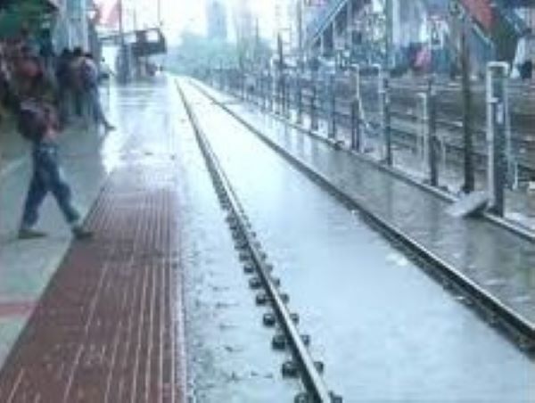 TataNagar Station: बारिश के दौरान हावड़ा, बिहार समेत अन्य रुट की ट्रेनों की लेटलतीफी से यात्री परेशान