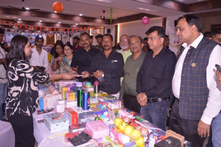 Jamshedpur: बिष्टुपुर चेंबर भवन में दो दिवसीय माॅनसून ट्रेड फेयर का हुआ शुभारंभ, लोगों को लुभा रहे उत्पादों के स्टाल मंत्री दीपक बिरुआ ने व्यवसाय, उद्योग पर रखी बात