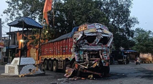 आयरन लोड दो ट्रकों की भिड़ंत, चालक गंभीर रूप से घायल, हाता चौक पर हुआ हादसा